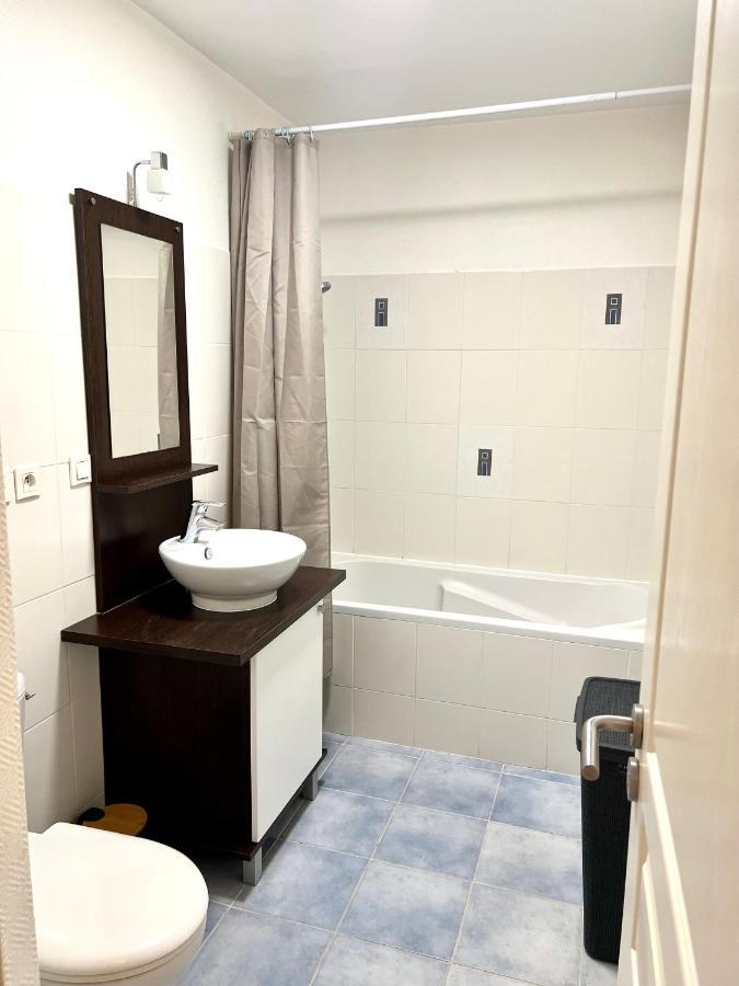 Lrx-0049 - Appartement Avec Exterieur Aytre Bagian luar foto